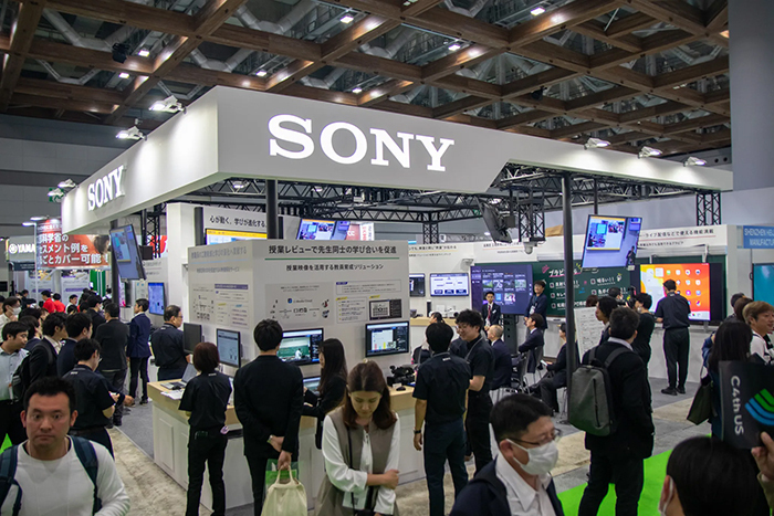 均一で明瞭な音を遠くまで伝える音響システム