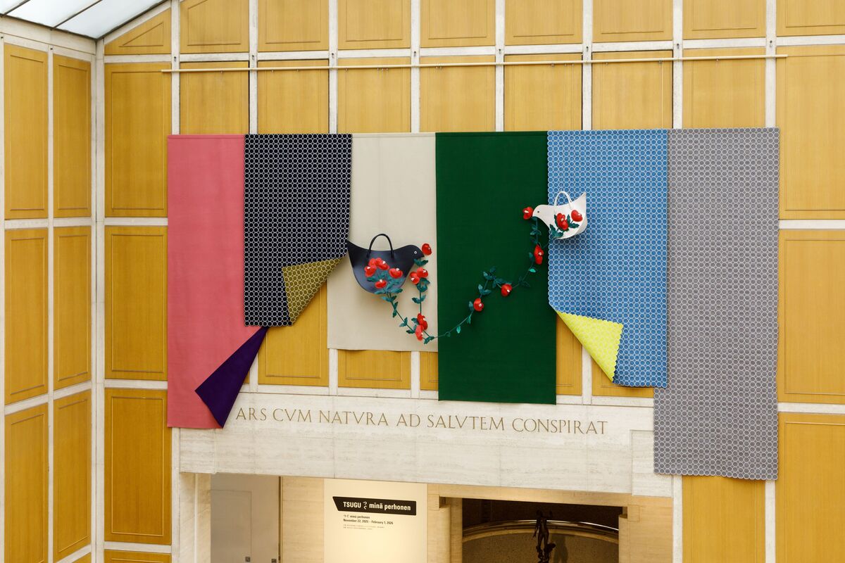 テキスタイルで飾られたエントランスの様子